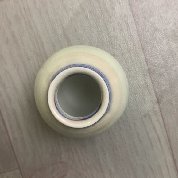 The oval cup I found when I was cleaning the kitchen was given by a friend. - Picture 2 of 8